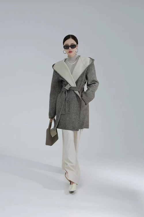 Reversible Cashmere Coat – Luxury & Versatility